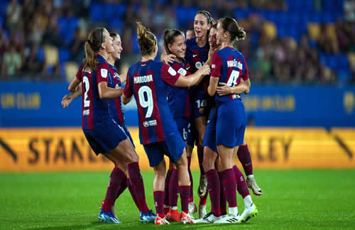 Grupo de jugadoras del equipo femenino del futbol club barcelona festejando un gol